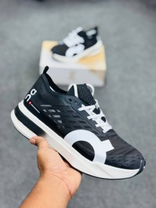 ON CLOUD Cloudboom Strike-(Black|White  ) -onclbk