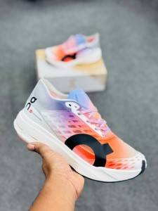 ON CLOUD Cloudboom Strike-(White | Black) -onclgrecol