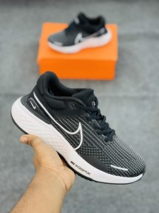 NIKE ZOOMX INVINCIBLE RUN FLYKNIT 2-(BLACK)