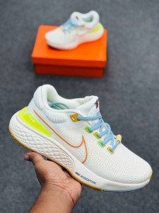 NIKE ZOOMX INVINCIBLE RUN FLYKNIT 2 (off white or cream)